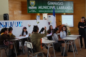 Durante la ceremonia de cierre del proyecto de mediación en Temuco, los niños de la Escuela de Labranza mostraron cómo funciona la mediación escolar.